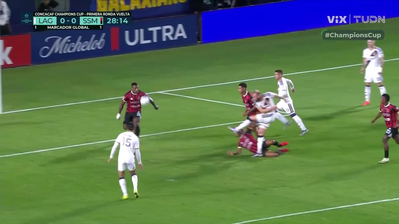 ¡Se desata la polémica! LA Galaxy pedía penal por mano pero no lo dan
