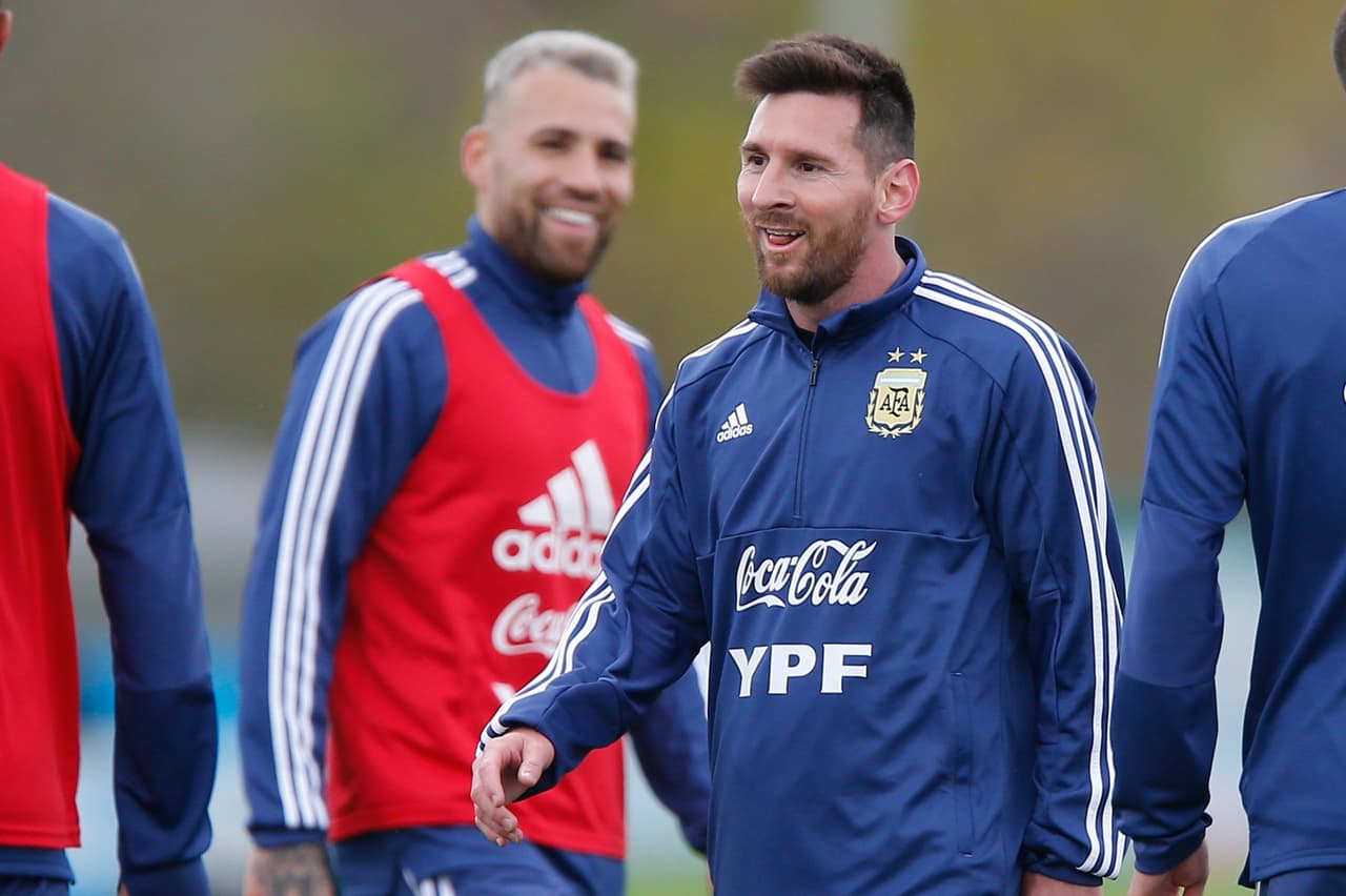 Los dirigidos por Lionel Scaloni realizaron algunos trabajos tácticos en el predio de Ezeiza y luego un partido en espacio reducido. Messi, líder de esta nueva aventura por un título de Copa América, se lució y fue seguido de cerca hasta por los rivales para sacarse una foto con ellos.