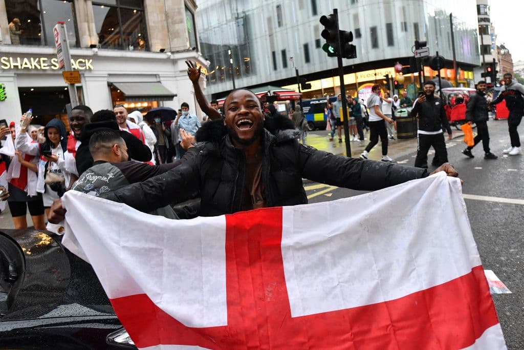 Fanáticos enloquecieron y dejaron Leicester Square bañado en basura.