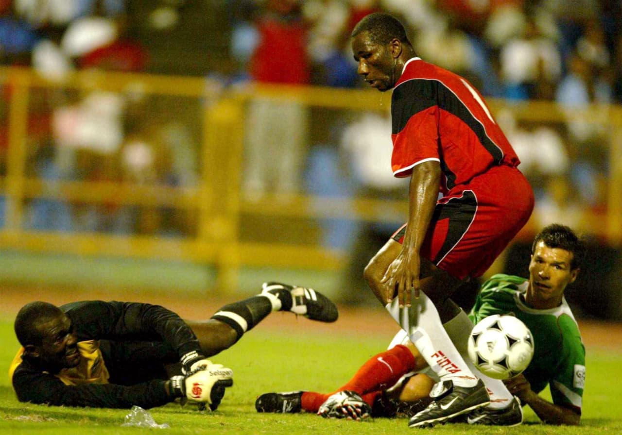 Jared Borgetti, quien peleaba esta pelota, fue quien marcó el 2-0 al minuto 19 tras pase de Pável Pardo.