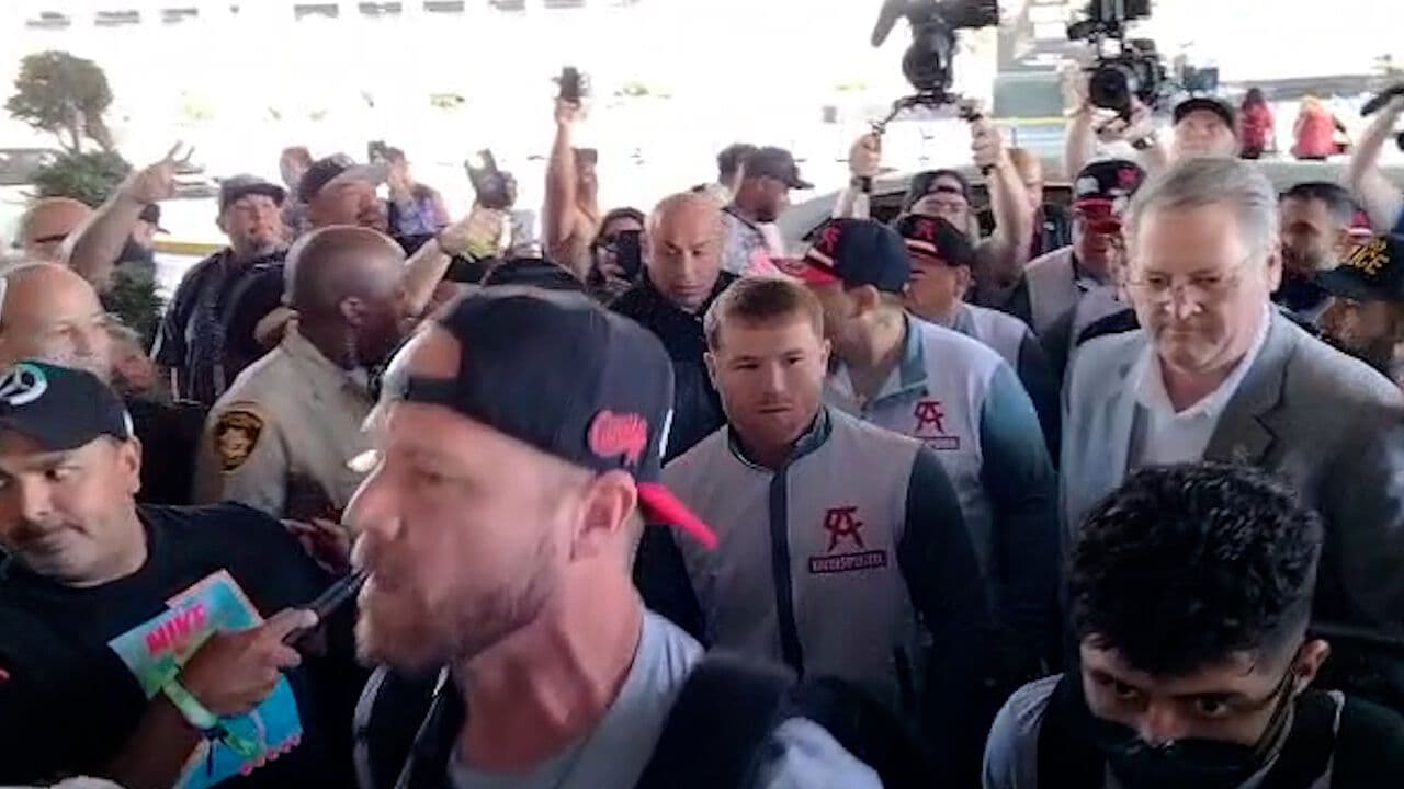 Canelo y Bivol llegan a Las Vegas con un alegre recibimiento