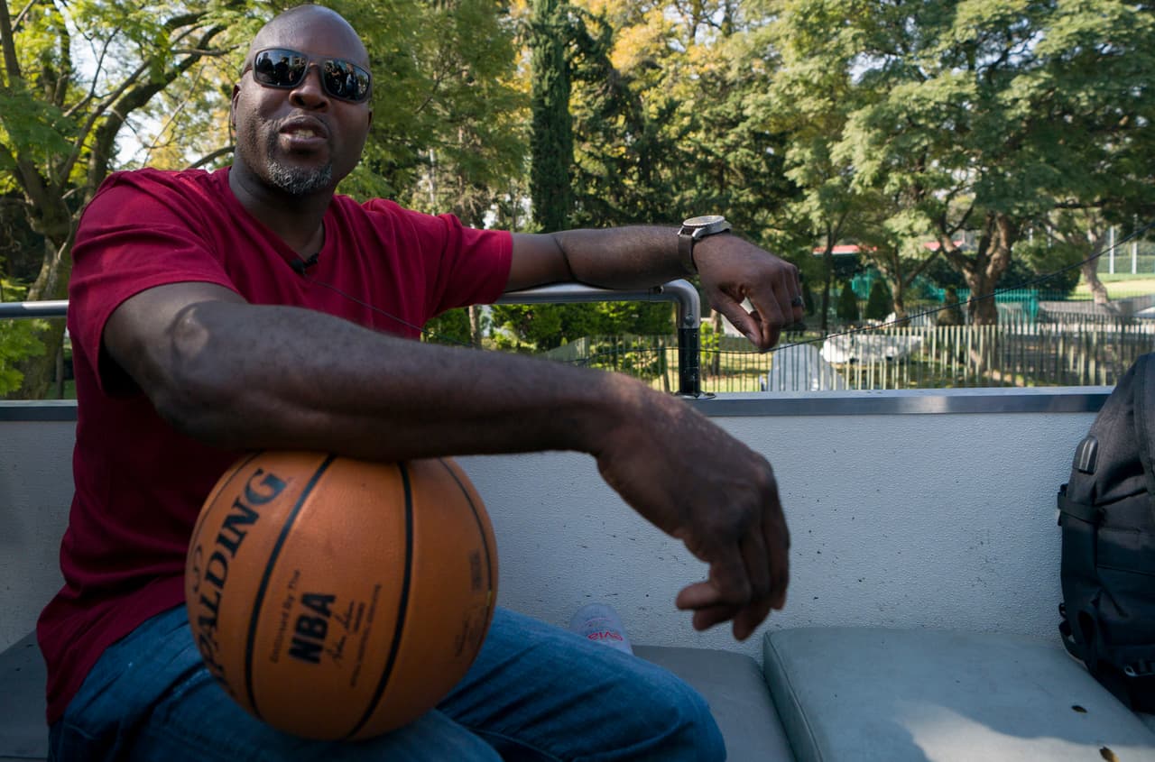 Desde muy temprano Rice tomó su lugar en un transporte especial donde se promocionaba los partidos de baloncesto.