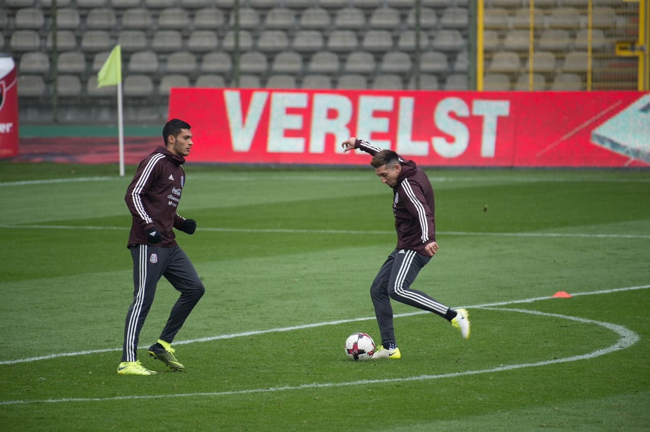 Héctor Herrera, jugador del F.C. Porto, fue uno de los que se animó al ejercicio en busca de seguir con su buena puntería.