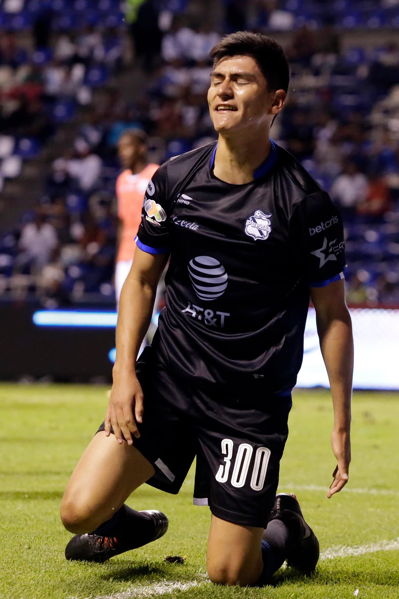 <b>Lo peor: </b>el juvenil Vladimir Loroña tuvo un pésimo partido, falló en los dos goles de Lobos y para colmo, perdió un diente en un choque.