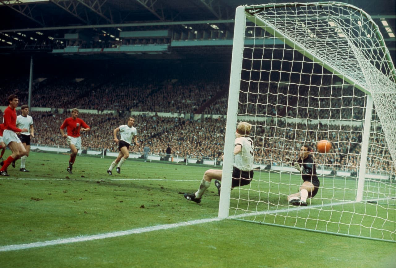 Martin Peters scores England's 2nd goal against West Germany in the World Cup final at Wembley, 30th July 1966. (Photo by Hulton Archive/Getty Images)