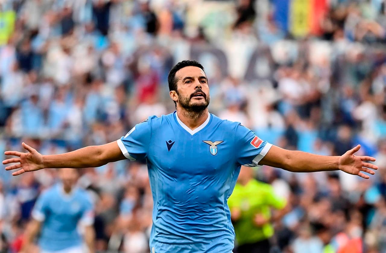 La Lazio derrota al AS Roma 3-2 durante la sexta fecha en la Serie A. Savic (10’), Pedro (19’) y Anderson (63’) le dieron la victoria a los visitantes, mientras que por los de ‘la Loba’, descontaron Roger Ibañez da Silva (41’) y Jordan Veretout con un penalti al 69’.