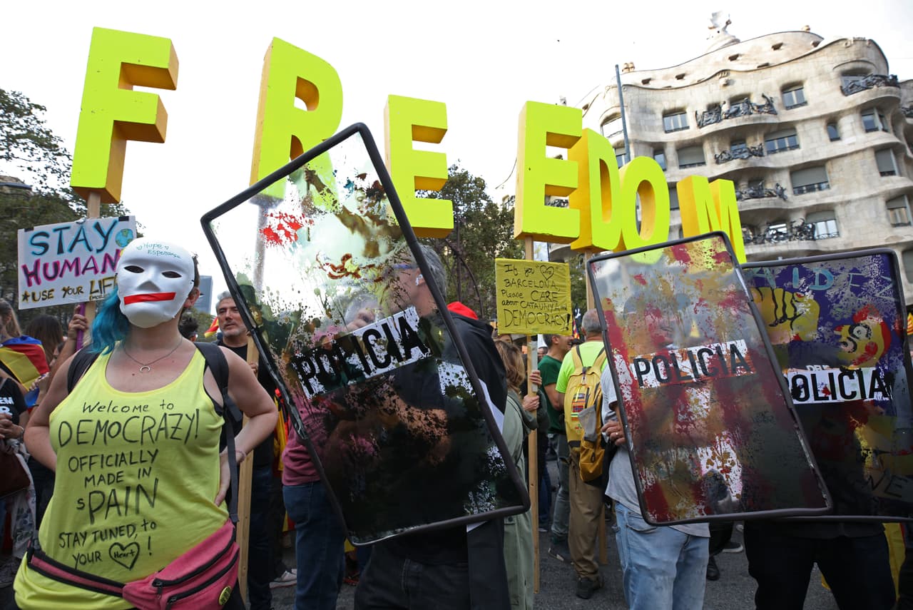 Hace un par de meses, la violencia en Catalunya se ha incrementado por luchas entre manifestantes, policía e independentistas, fue por ello que se decidió reprogramar el Clásico para el próximo 18 de diciembre.