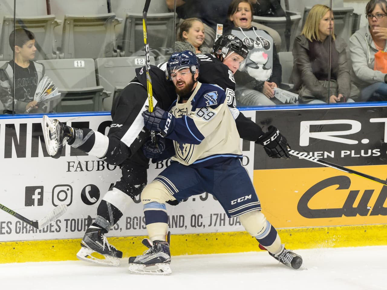 A pesar de su nivel de agresividad, el hockey sobre hielo es un deporte familiar y que enseña a los jóvenes trabajo en equipo, constancia y disciplina.