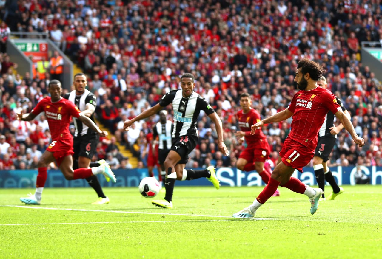 Con asistencia de Firmino, Liverpool convierte el tercero.