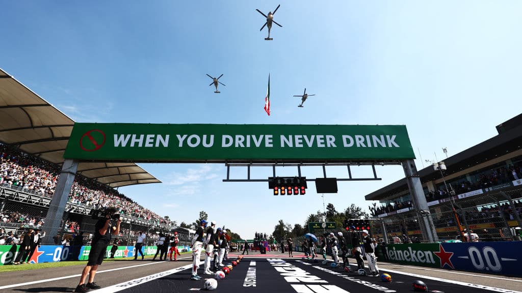 Red Bull hace el 1-3 con Max Verstappen en primer lugar y Sergio Pérez en tercero durante el Gran Premio de México en la Formula 1. Lewis Hamilton se quedó con la segunda posición durante la carrera. El mexicano logró subirse al podio en se casa.