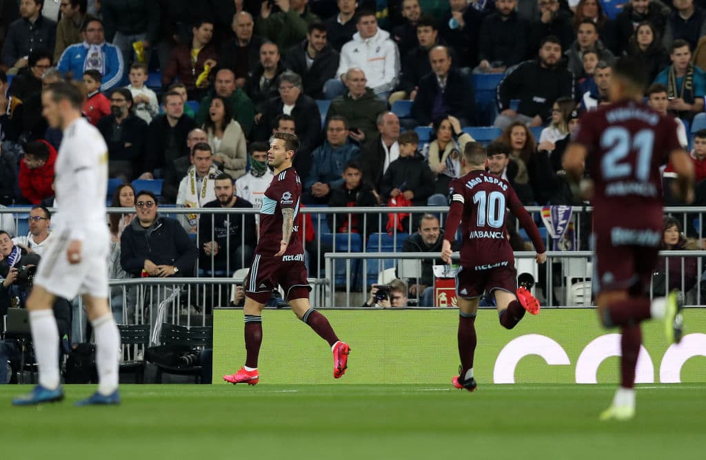 Los jugadores del Celta corren a festejar el tanto del empate que los saca de la zona del descenso, por diferencia de goles.