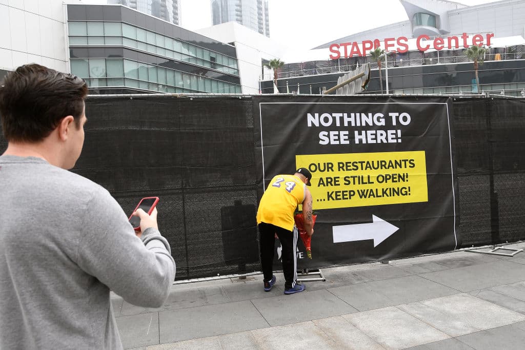 Aficionados se acercaron al Staples Center, entre lagrimas e indredulidad para dejar flores por la muerte de Kobe Bryant.