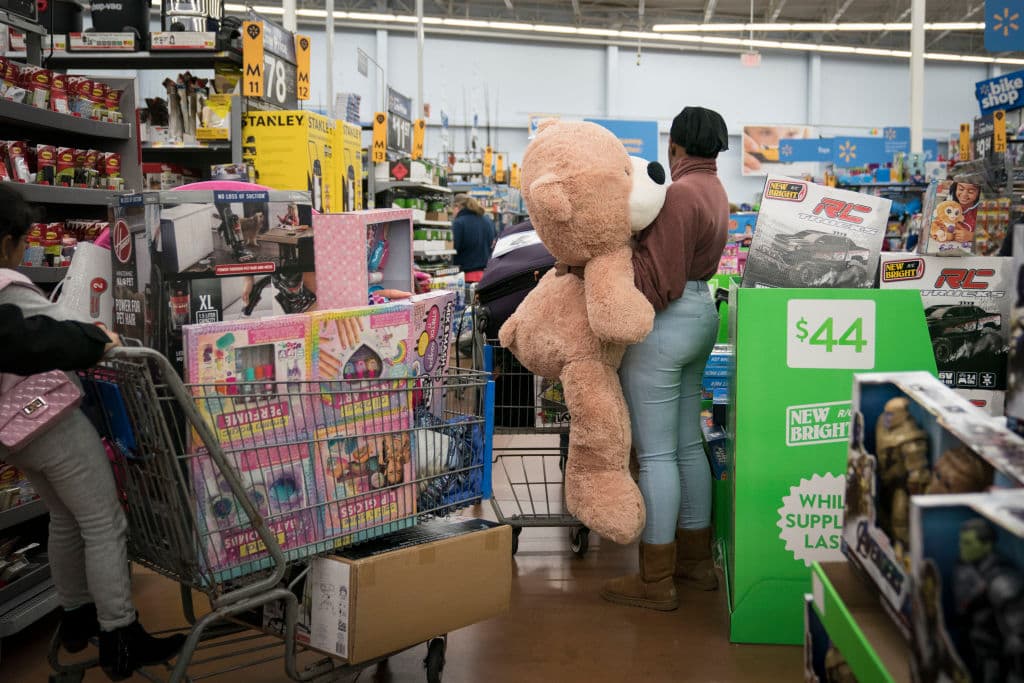 Para el 2003, tiendas minoristas ajustaron horarios de apertura, dando descuentos desde las 5 o 6 am.