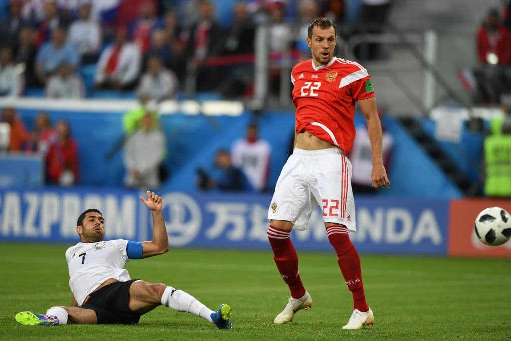 A los dos minutos de haber comenzado el segundo tiempo el juego se rompió con un autogol del capitán egipcio Ahmed Fathi, una desafortunada jugada que le dio ventaja a Rusia 1-0.