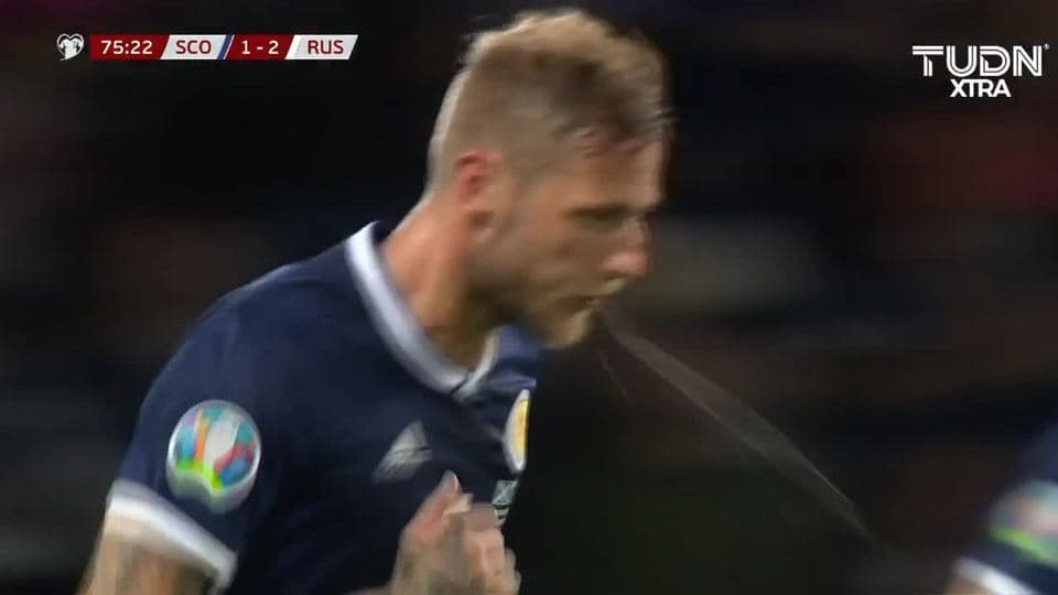 Tiro desviado de Liam Cooper