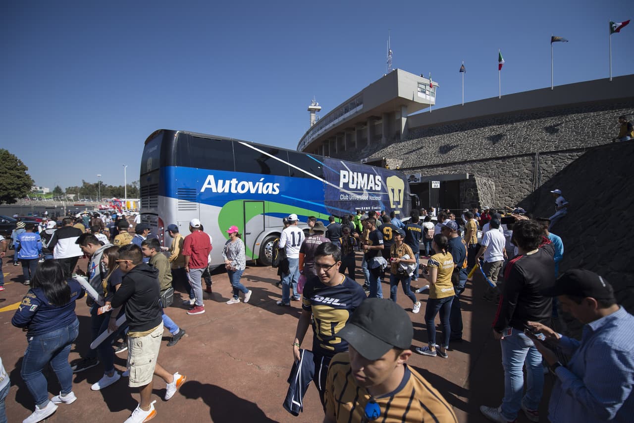 Los fanáticos de Pumas UNAM y América llegaron al estadio de Ciudad Universitaria con su colorido y alegría para una nueva edición del Clásico Capitalino en la Jornada 7 del Clausura 2019 en la Liga MX.