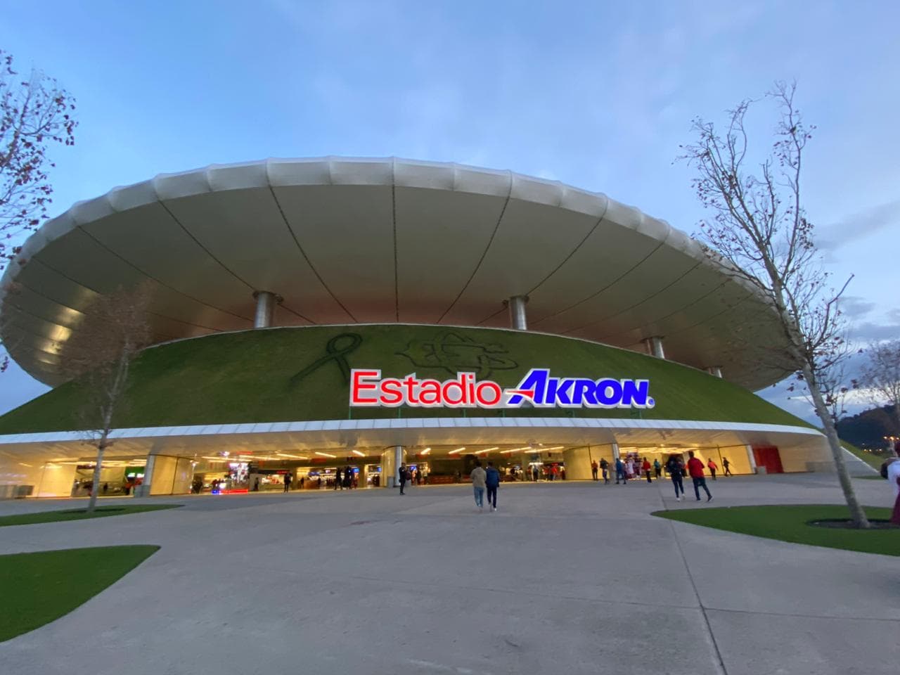 Cae la noche en Guadalajara y el Estadio Akron se alista para albergar el Chivas vs Toluca.