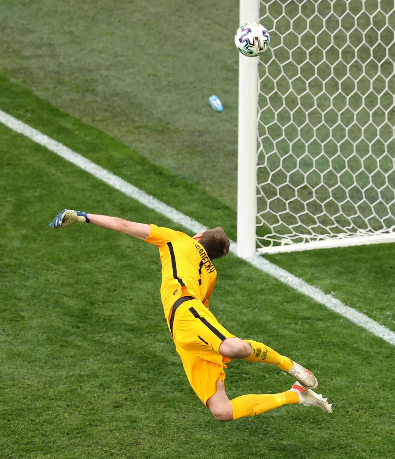 Rusia consigue su primera victoria tras derrotar 1-0 a Finlandia durante la segunda jornada del Grupo B en la Euro 2020. Parecía que los visitantes ponían el primer gol del encuentro pero, tras revisión del VAR, se anulaba la anotación. Ya al filo de la primera mitad, Aleksei Miranchuck anotó el tanto que le dio la victoria a los rusos en San Petersburgo.