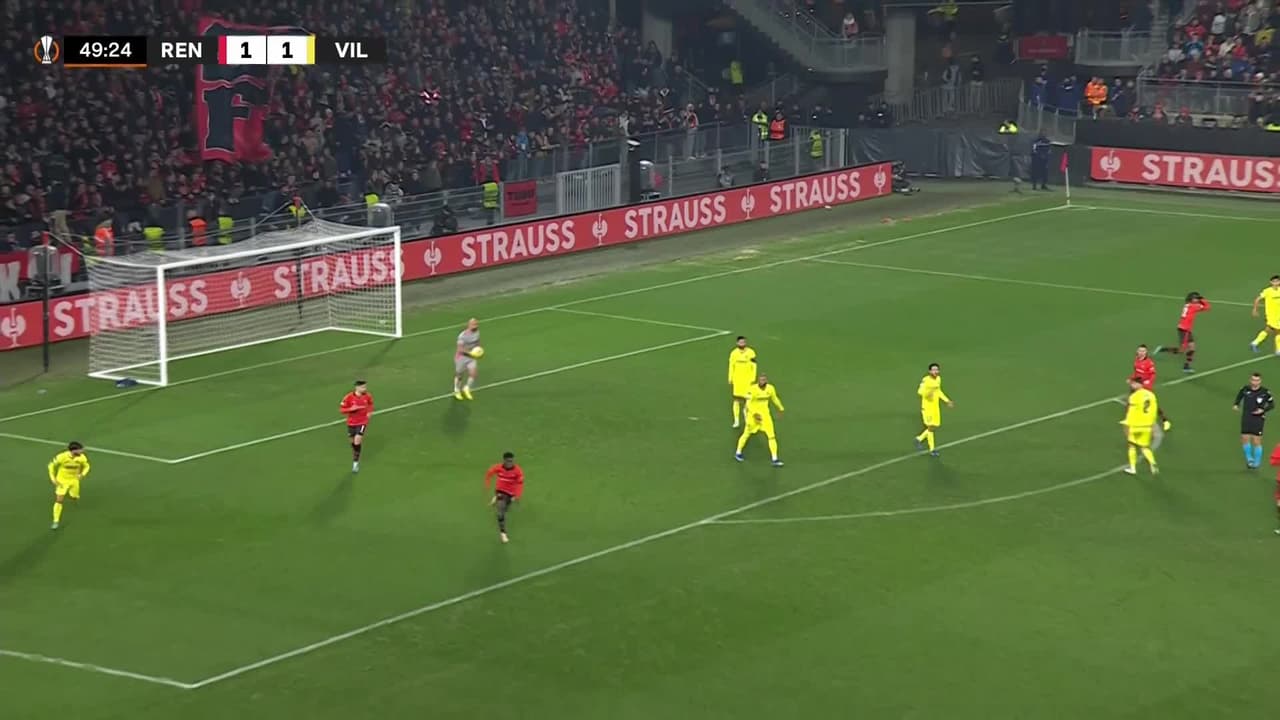 ¡TIRO ATAJADO! disparo por Benjamin Bourigeaud.