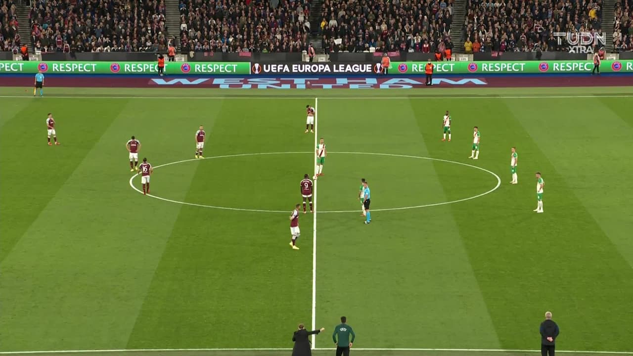 Arranca el partido y la pelota está en juego.