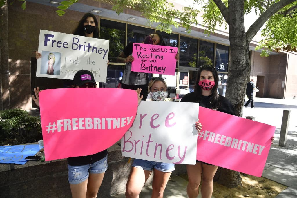 Fans le han pedido a Britney en redes que envíe señales si necesita ayuda. Si las ha enviado.