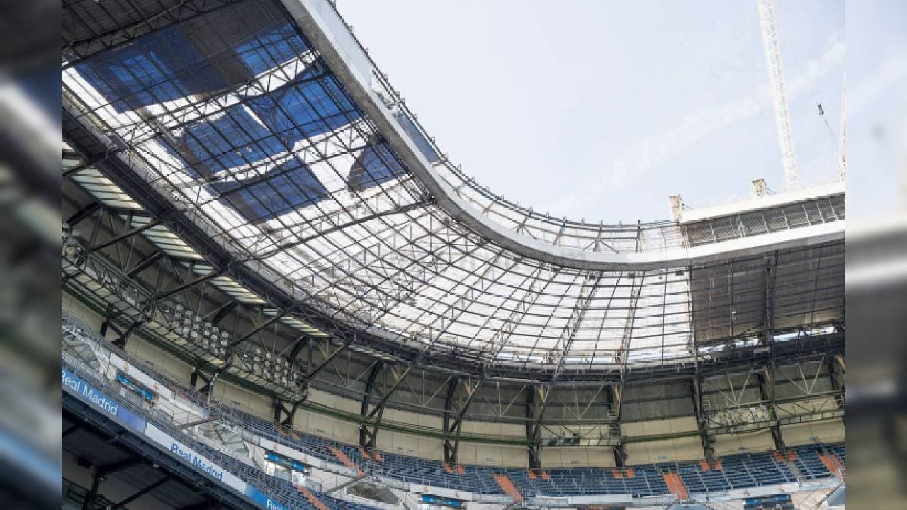 La obras en el Santiago Bernabéu continúan sin descanso durante la cuarentena. Destaca el desmontaje de la cubierta del estadio. En el fondo norte se ha desmontado toda la estructura metálica y se está desmontando sector a sector la cubierta rígida de la que ya prácticamente no queda nada.