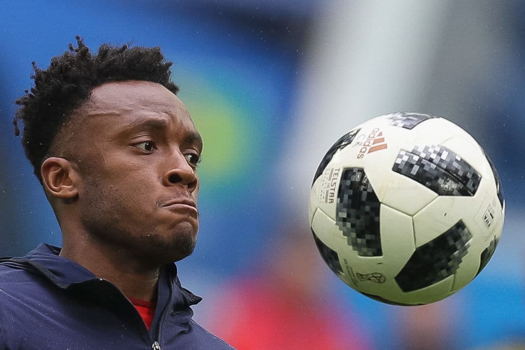 Rodney Wallace, mediocampista del New York City FC, observa detenidamente el balón, una tarea que con toda certeza llevará a cabo mañana para estar atento a los movimientos de los brasileños.