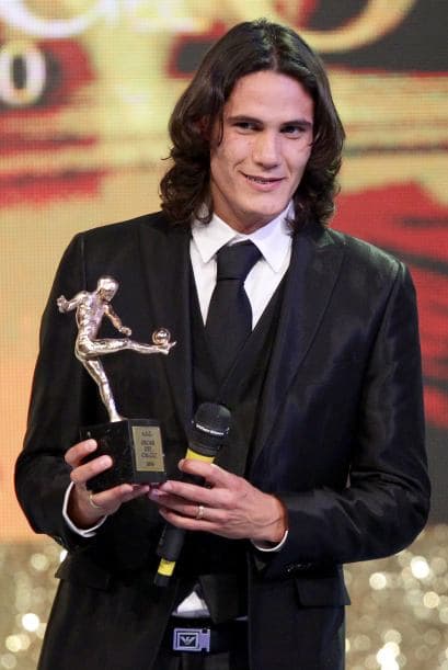 Cavani no se fue con las manos vacías, pues recibió el premio de los aficionados.