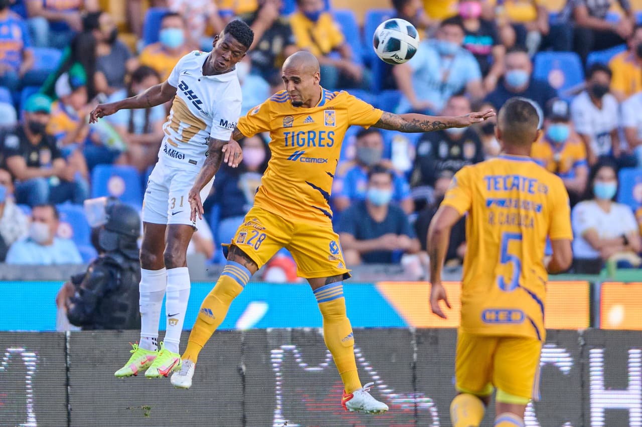 Contra todo pronóstico, Pumas encimó y complicó a Tigres en los últimos tres cuartos, donde la defensa regia lució perdida y confundida.
