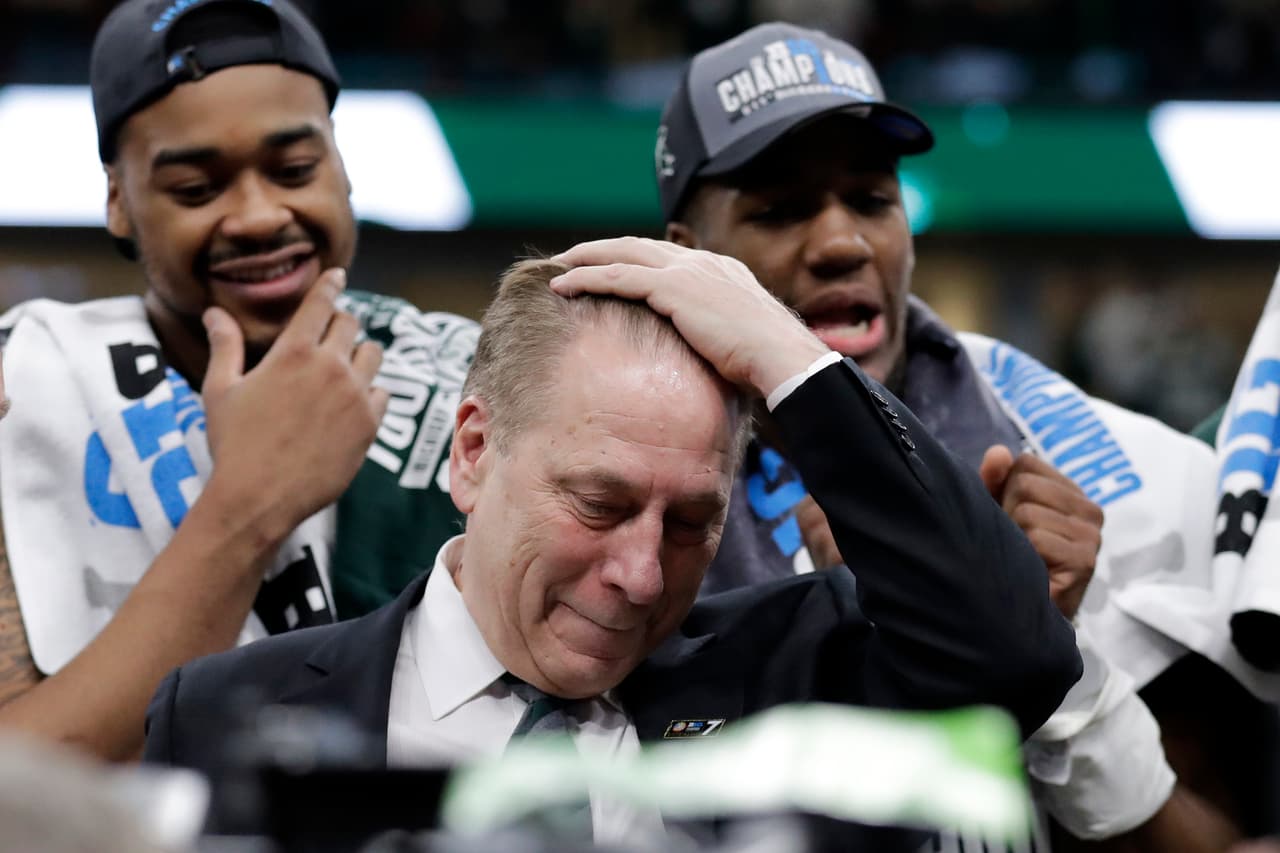 Aquí aparece el coach de Michigan State el legendario Tom Izzo. Es el momento del año en el básquetbol universitario en el que afloran las emociones. Desde las que tienen que ver con el gozo y el júbilo, como aquí se aprecia.