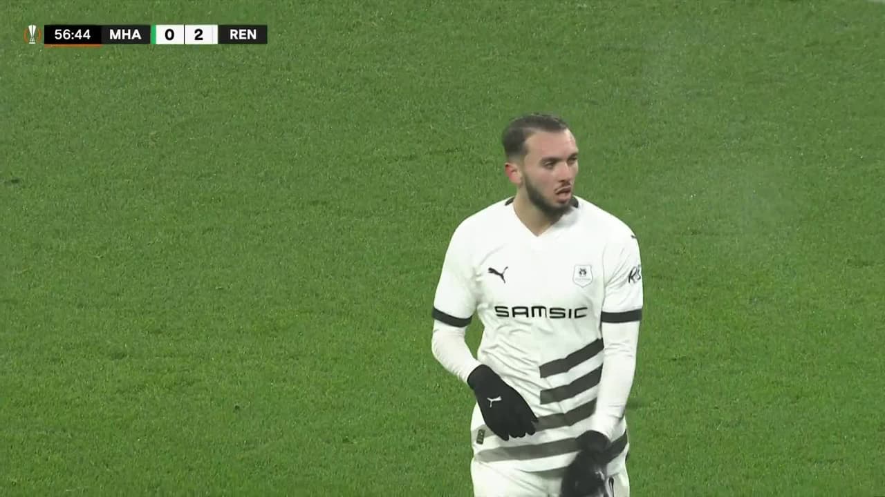 ¡CERCA! Amine Gouiri disparó que se estrella en el poste.