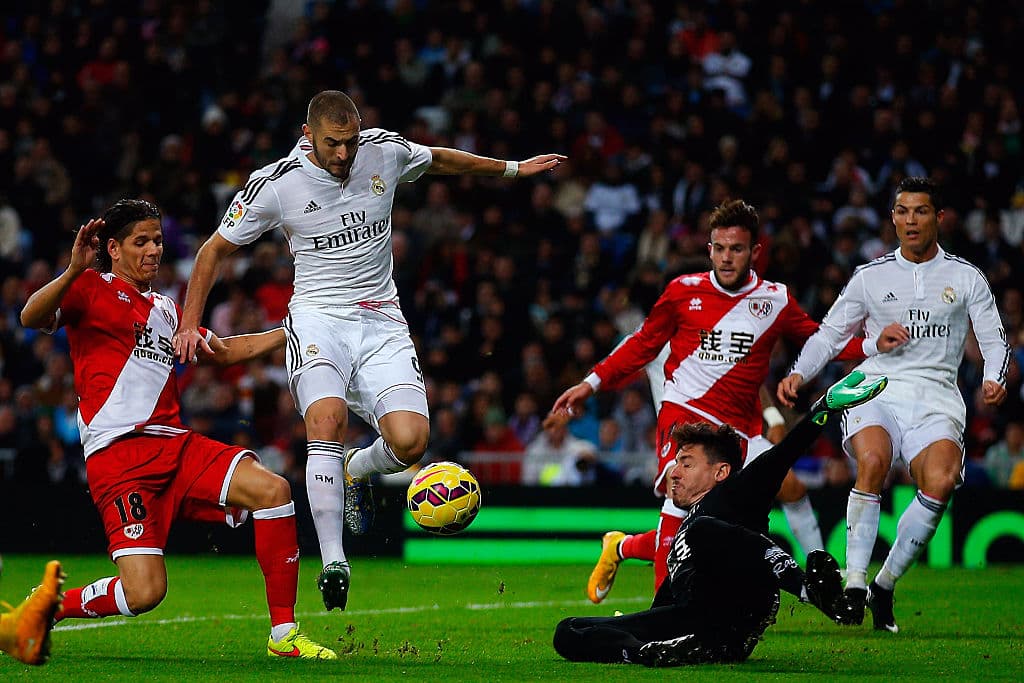 Aquí ante el Rayo Vallecano en el torneo de La Liga en 2014 usando los botines de la suerte y marcandole un gol al otro equipo madrileño.