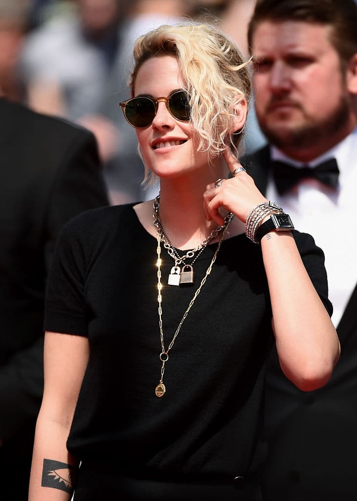 Maria Enders es una actriz veterana le tiene que hacer frente a su incómodo reflejo de juventud, cuando decide hacer la adaptación de la obra que la mandó al estrellato 20 años atrás.
<br>