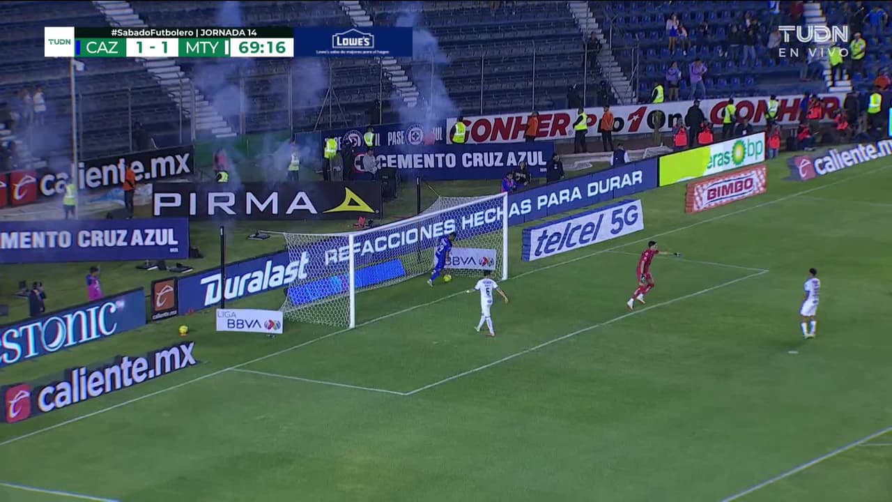 ¡TIRO ATAJADO! disparo por Uriel Antuna.