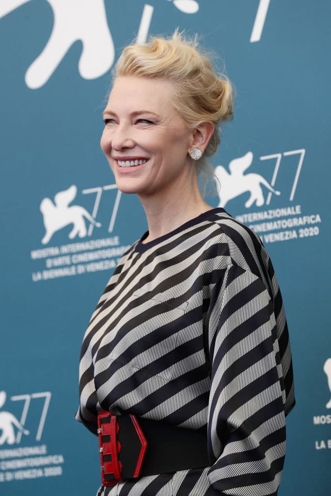 Carol (2015) - Nueva York, años 50. Therese Belivet, una joven dependienta de una tienda de Manhattan que sueña con una vida mejor, conoce un día a Carol Aird, una mujer elegante y sofisticada que se encuentra atrapada en un matrimonio infeliz.
<br>