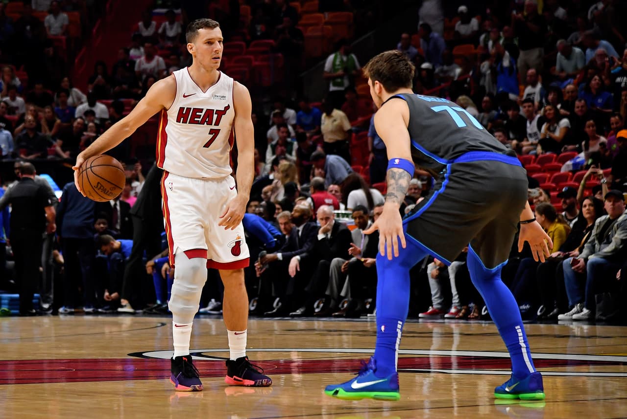<b>DALLAS 99-105 MIAMI</b>. Un triple doble de Goran Dragic le abrió al puerta al Heat (37-38) para lograr un triunfo importante en medio de su lucha por alcanzar los Playoffs al superar a los Mavericks (29-46), quienes ya piensan en la campaña próxima.