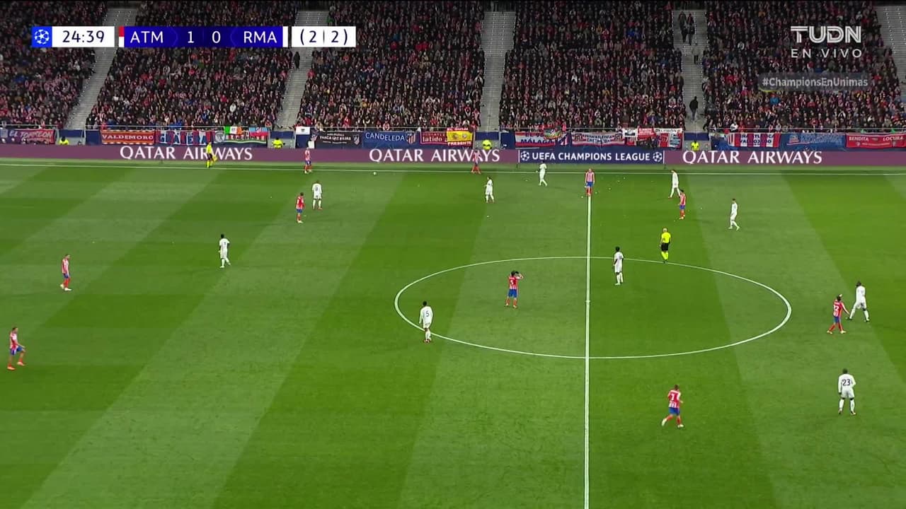 ¡TIRO ATAJADO! disparo por Julián Alvarez.