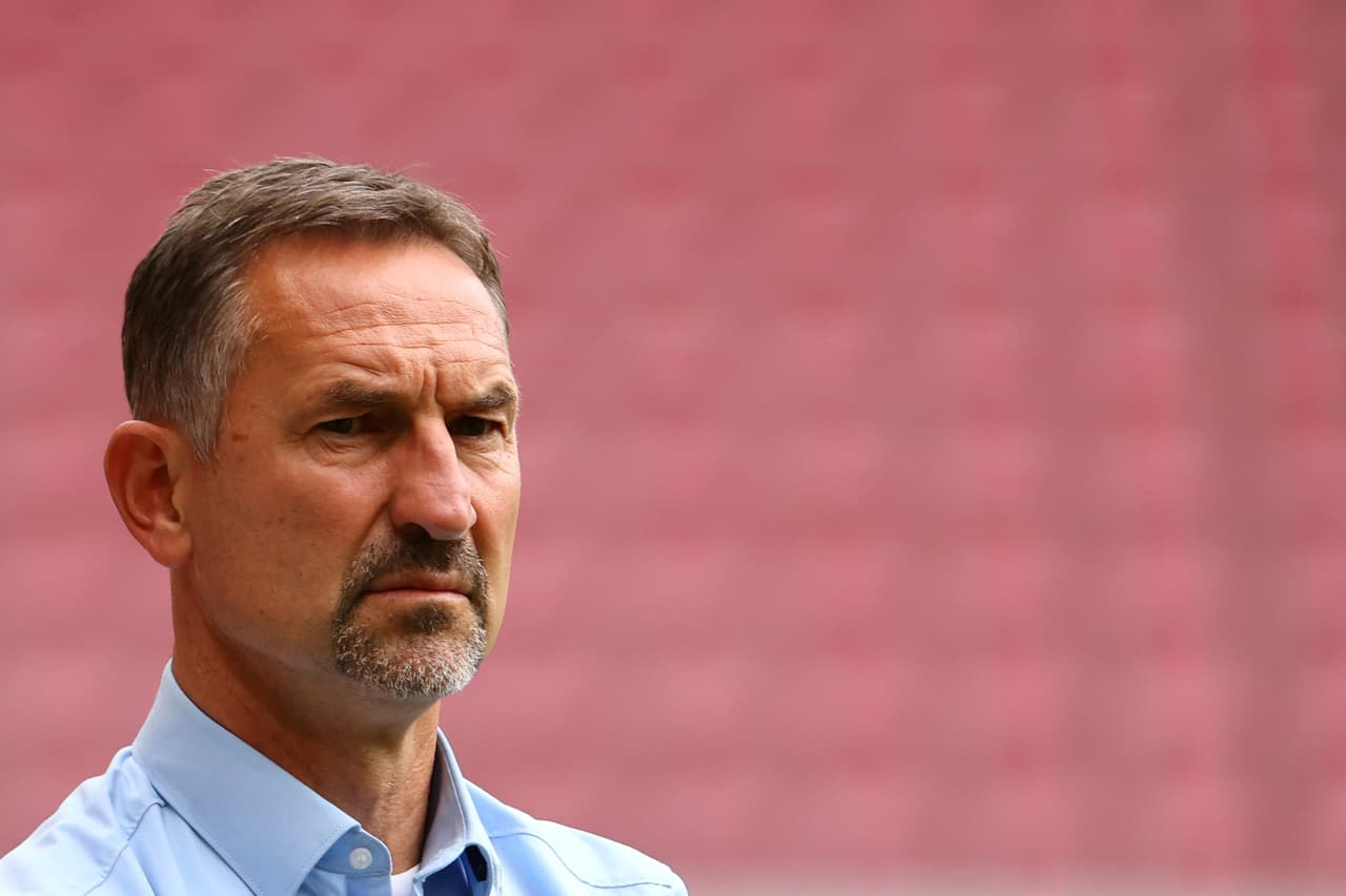 Achim Beierlorzer, entrenador del Mainz visiblemente nervioso previo al duelo contra el Augsburg, clave para permanecer en la Bundesliga.