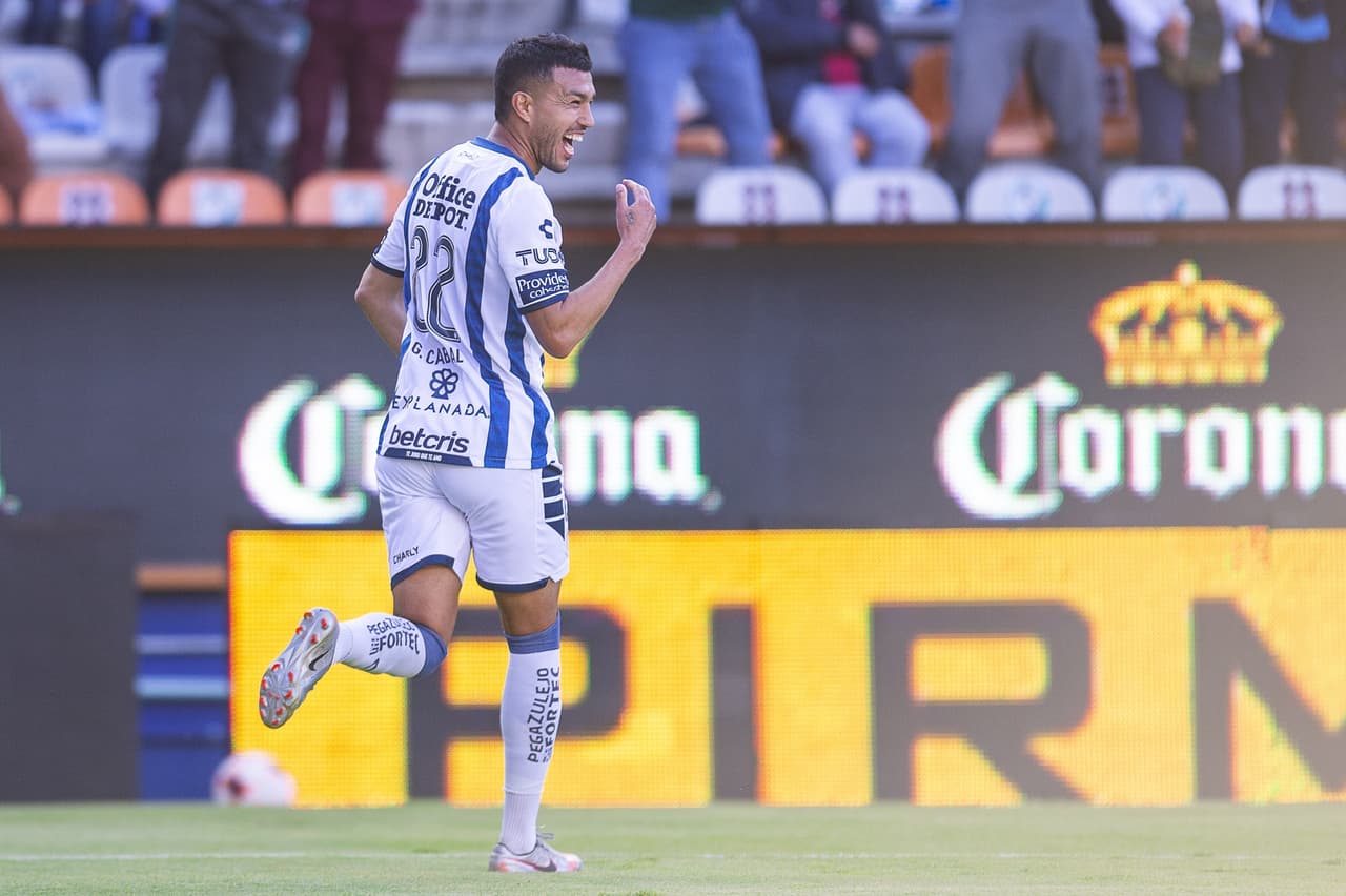 Gracias a un doblete de Luis Chávez y otro golazo de Roberto de la Rosa, el Pachuca dio cuenta de los Rayados.