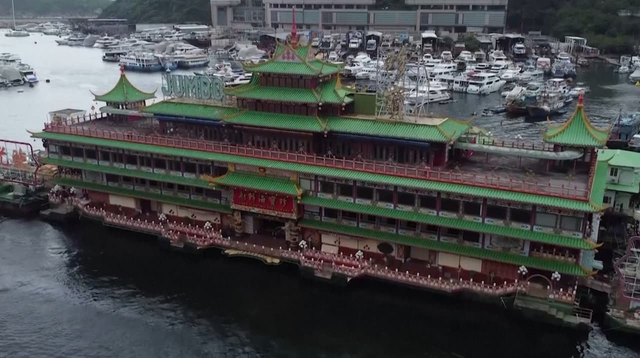 Así se hundió Jumbo, el descomunal restaurante flotante de Hong Kong, tras casi medio siglo de operaciones