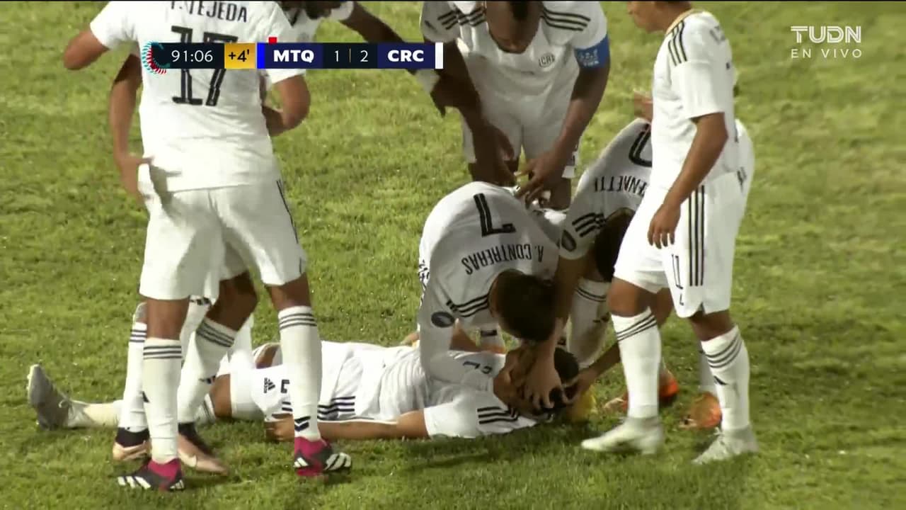 ¡TIRO ATAJADO! disparo por Kendall Waston.