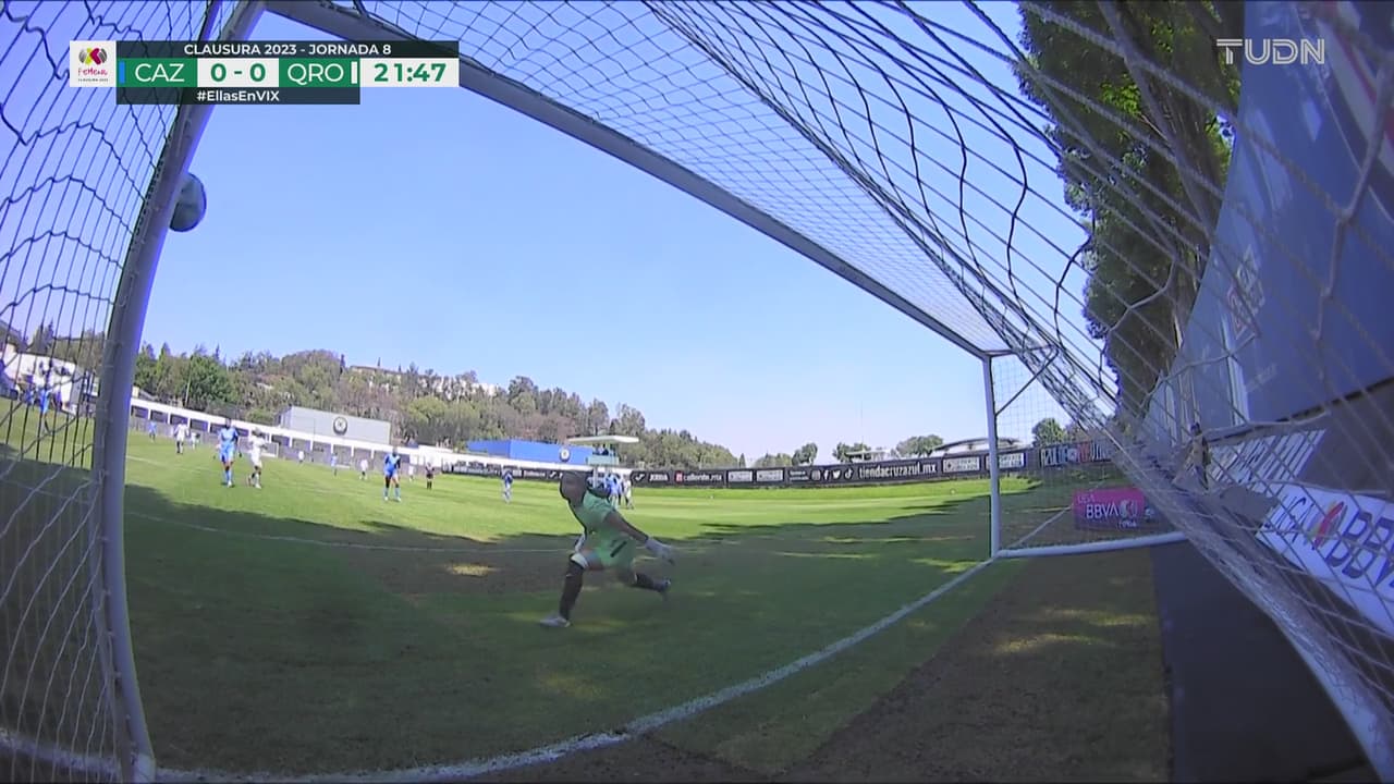 ¡Casi hace un golazo! Stephanie Zuniga le pega con fuerza y pasa rozando