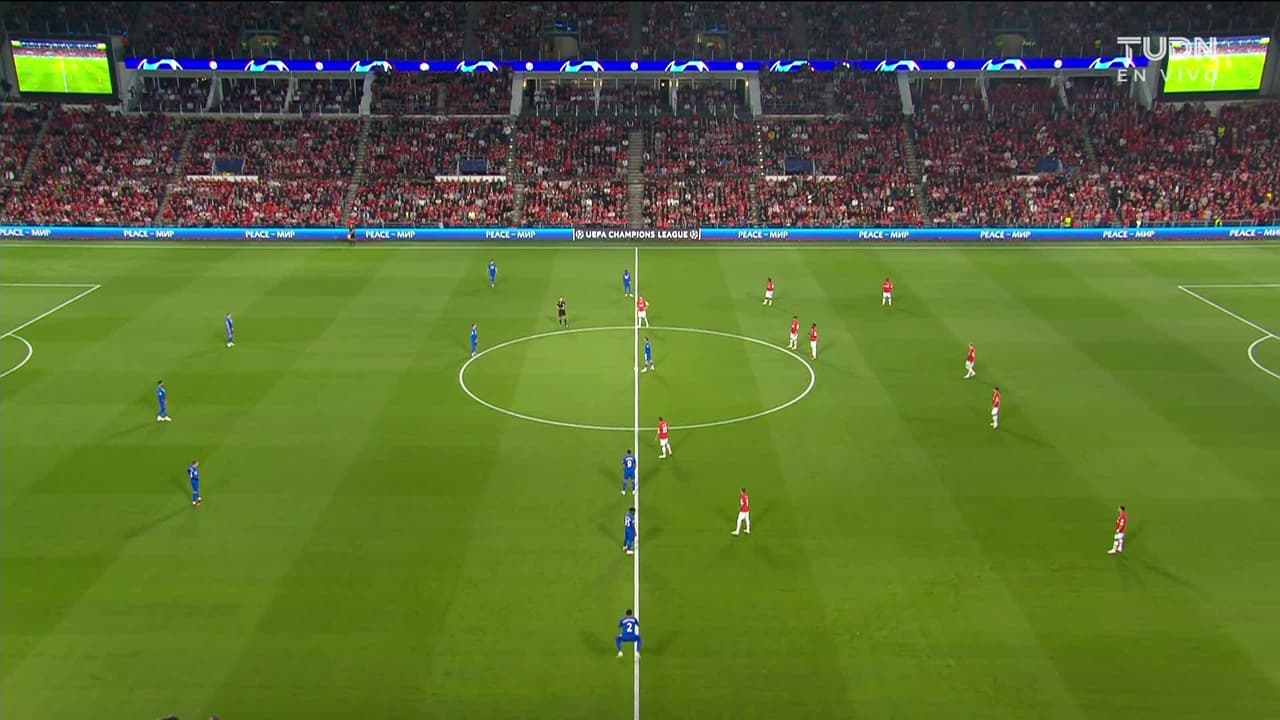 Arranca el partido y la pelota está en juego.