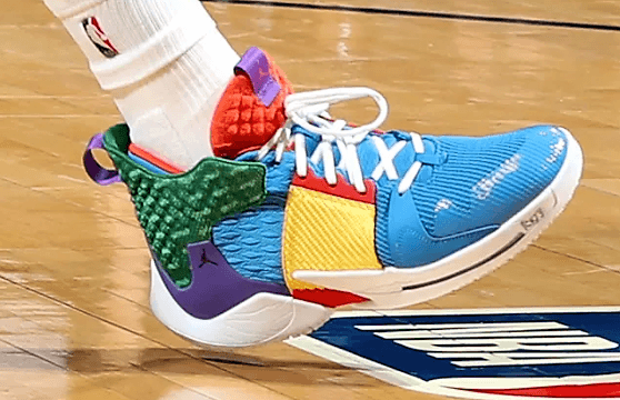 La estrella del Oklahoma City Thunder Russell Westbrook, echó mano del repertorio de coloridos modelos de su zapato insignia, los Jordan WhyNot Zer0.2 edición “Chuckie Finster”.