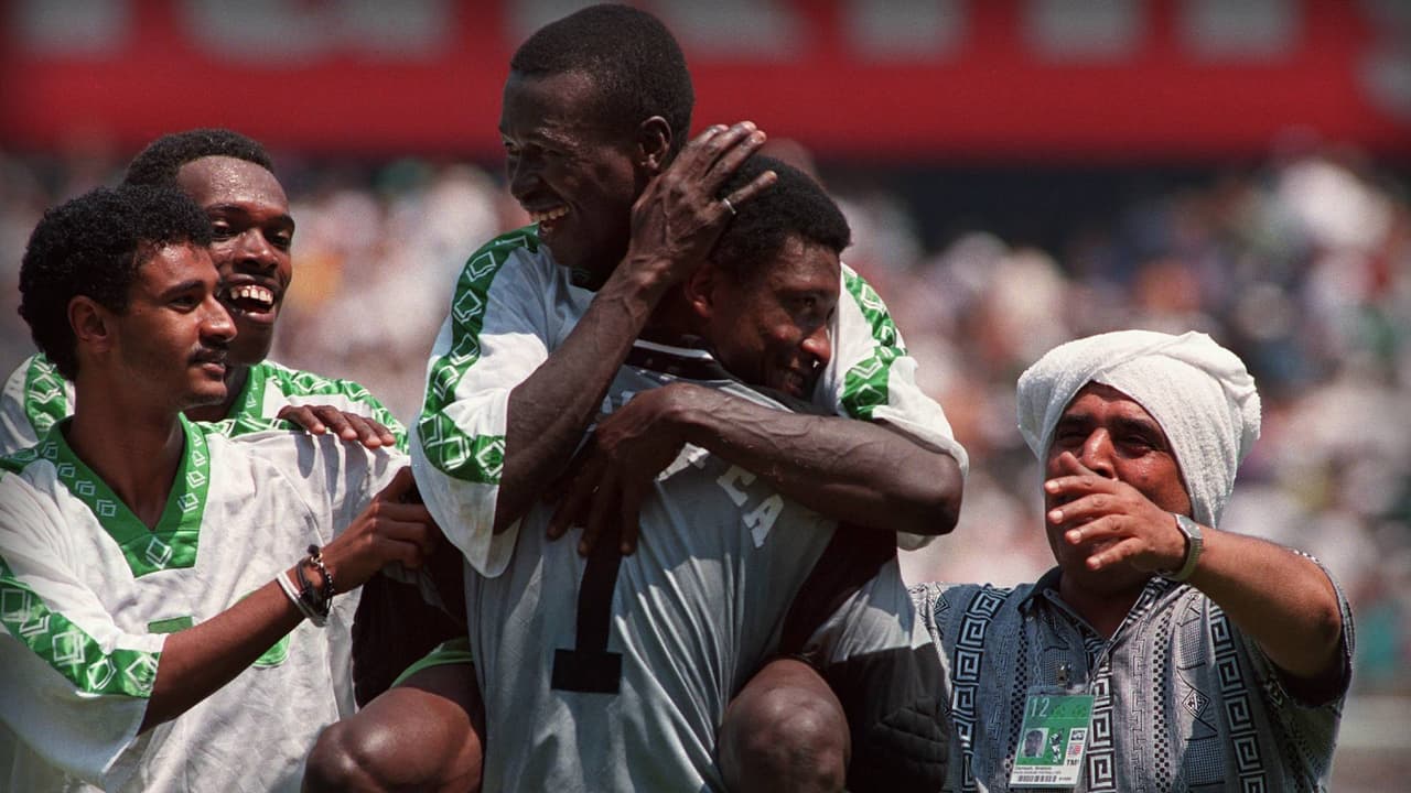 Jugadores de Arabia Saudita felicitan a su portero tras vencer a Bélgica en el Mundial de 1994.