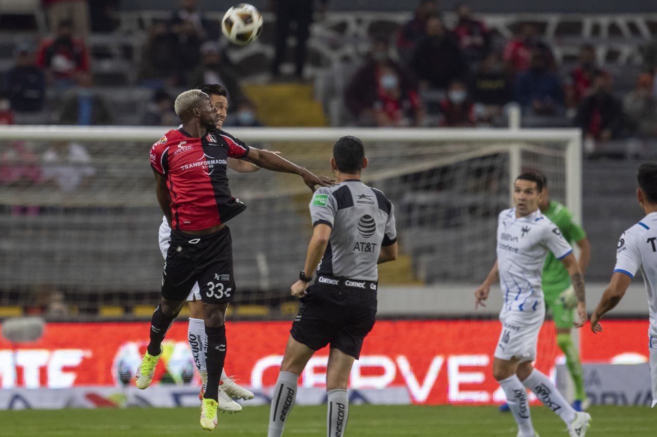 En apenas dos minutos caía el gol de Atlas gracias a un remate de cabeza Anderson Santamaría, pero éste se encontraba en claro fuera de lugar.