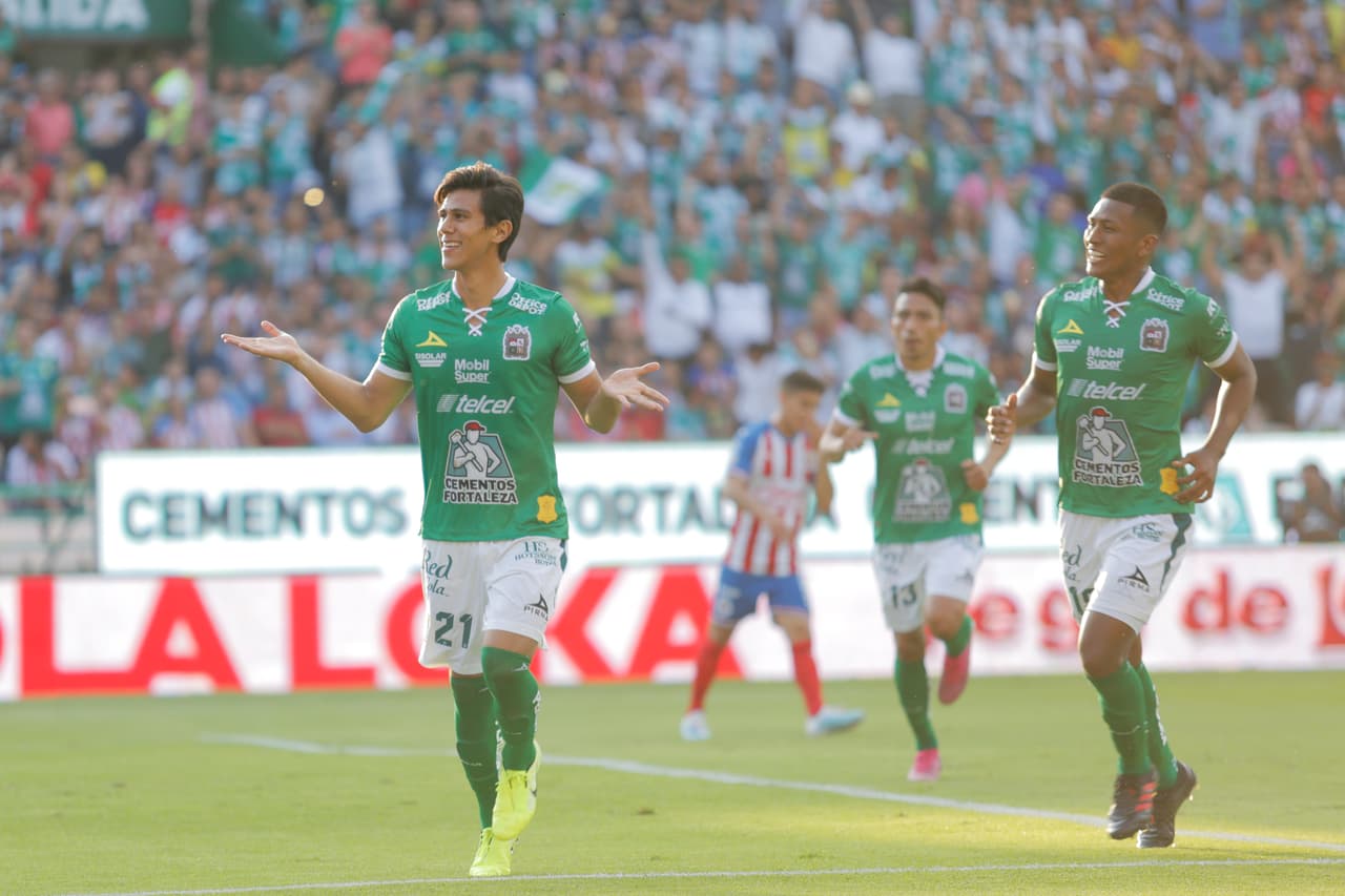 José Juan Macías marcó doblete ante Chivas y lo celebró de manera eufórica.