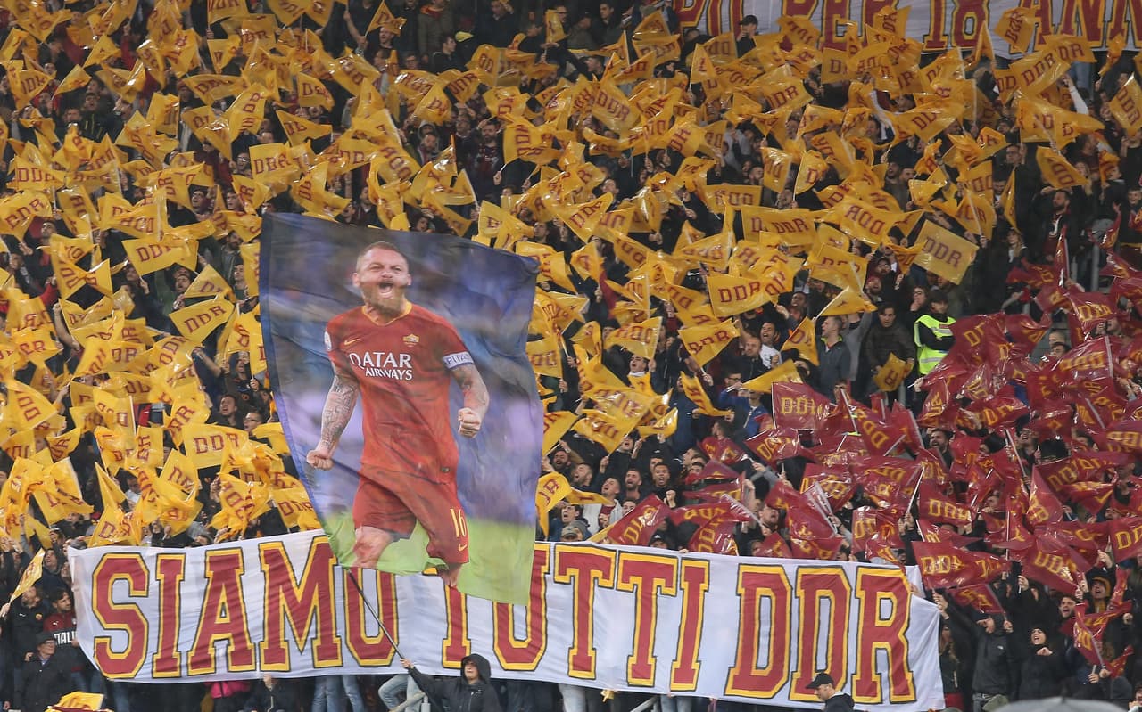 Los fanáticos de la AS Roma despidieron a su capitán Daniele De Rossi en el juego contra Parma en el Estadio Olímpico.