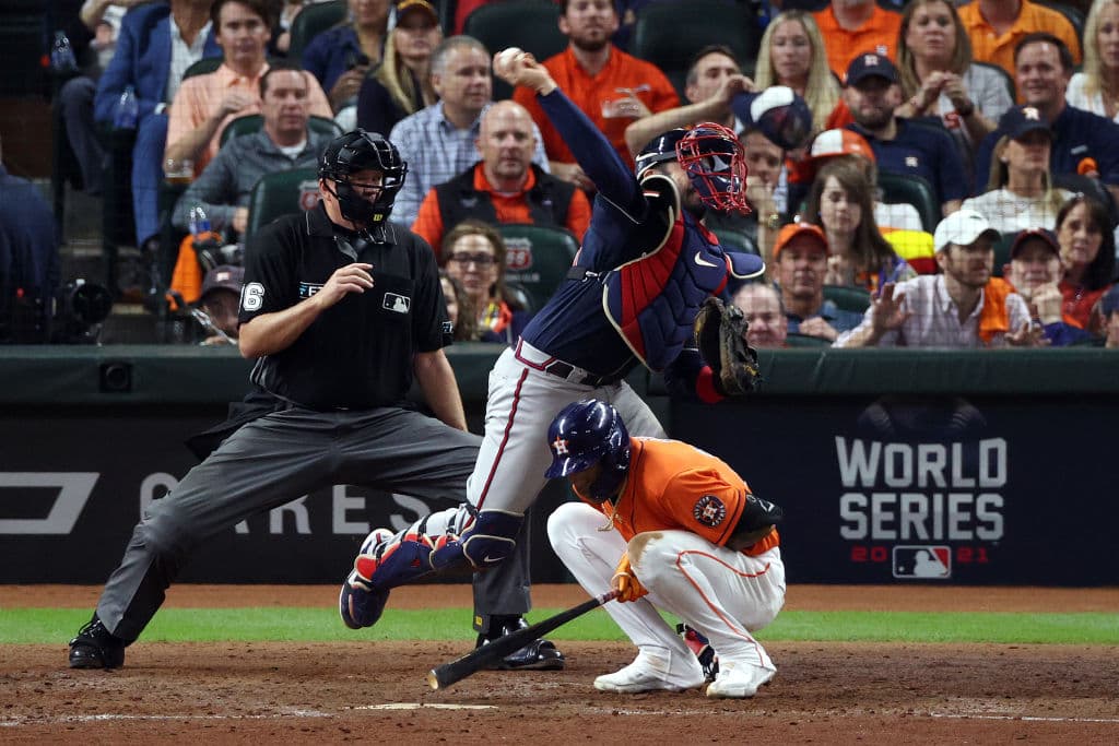 De la mano de sus bateadores estelares, los Houston Astros vencen 2-6 a los Atlanta Braves en el juego de dos de la Serie Mundial 2021.