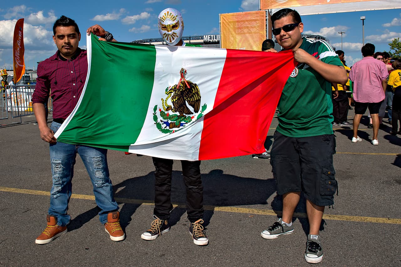 Cuernos, máscaras de lucha libre, maquillaje, banderas y disfraces fue sólo un poco del folclor vivido durante el partido amistoso del Tri.